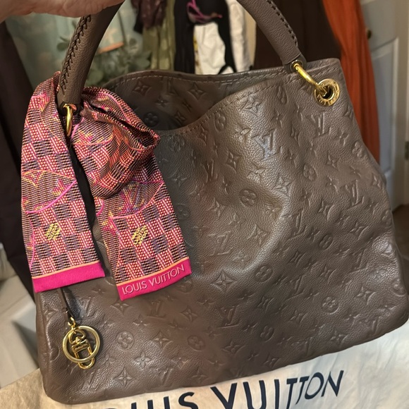 Authentic Louis Vuitton artsy - Picture 2 of 15